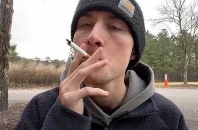 Лечение зависимости от табакокурения в Лоо Мужчина с сигаретой делает затяжку