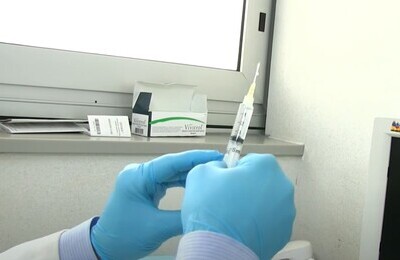 Проведение кодирования Вивитролом в Лоо Шприц с Вивитролом в руках у врача